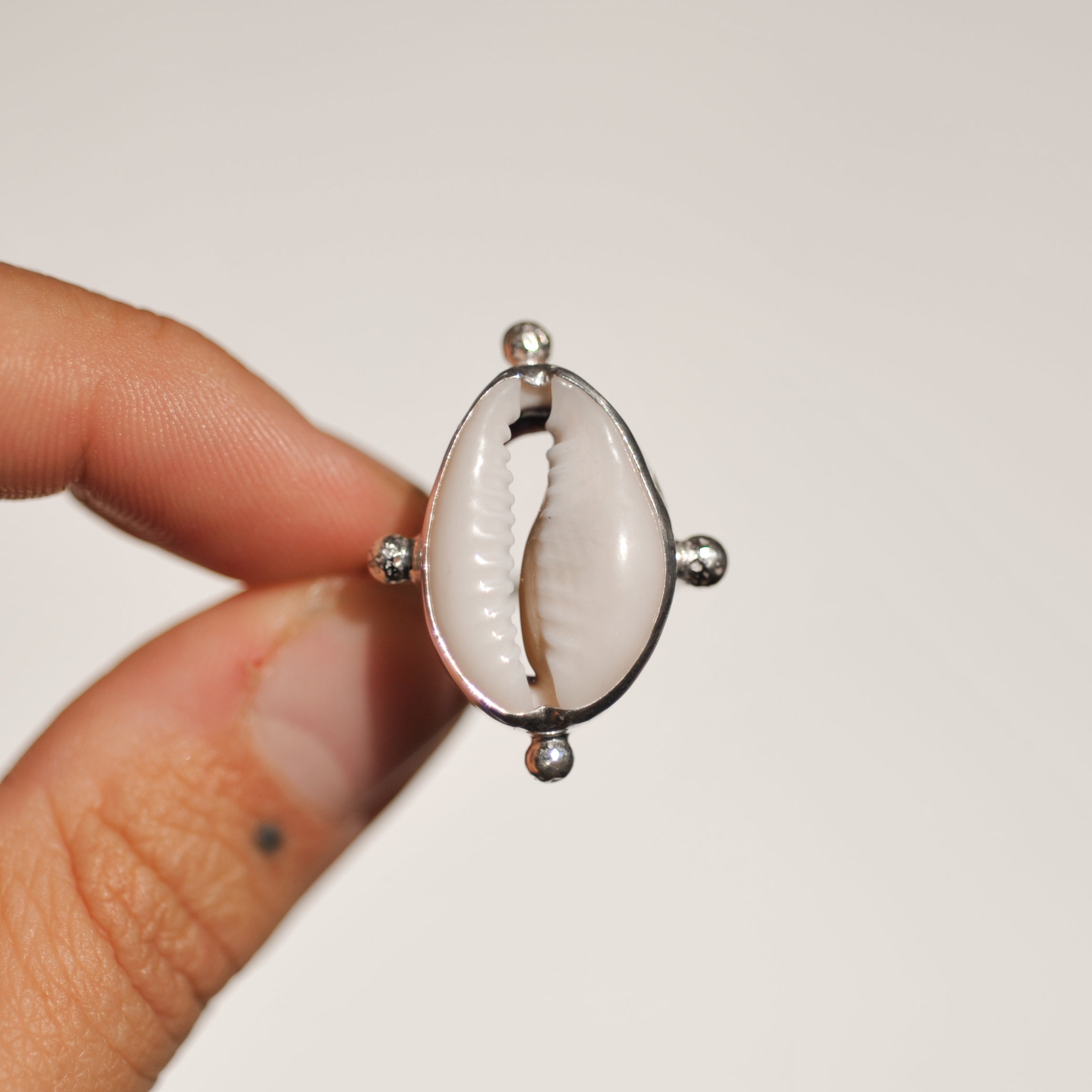 Cowrie Ring | Q